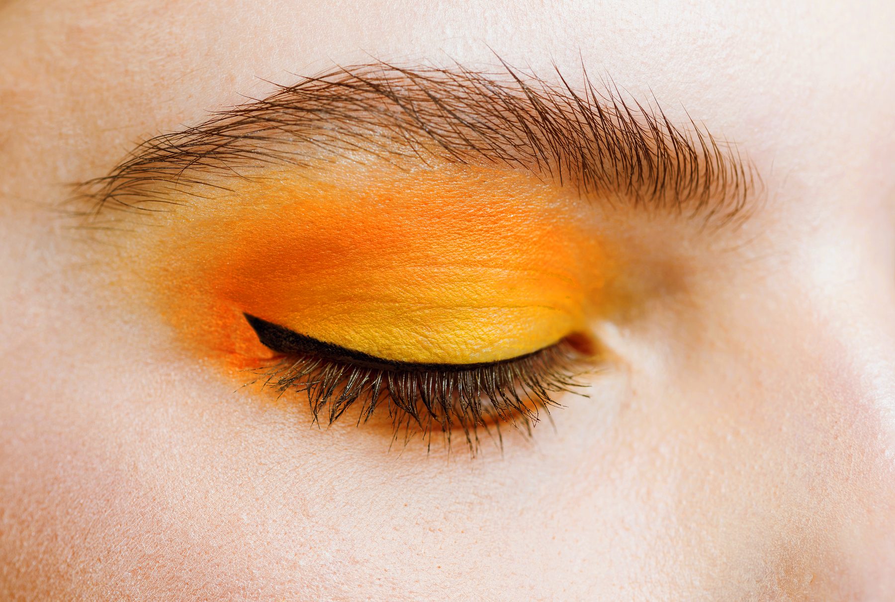 Occhio con makeup ambrato